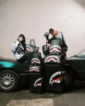 BORSA HYPER PUFF “SHARKS IN PARIS” Tote