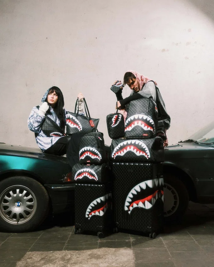 SHARKS IN PARIS HYPER PUFF Beauty Case