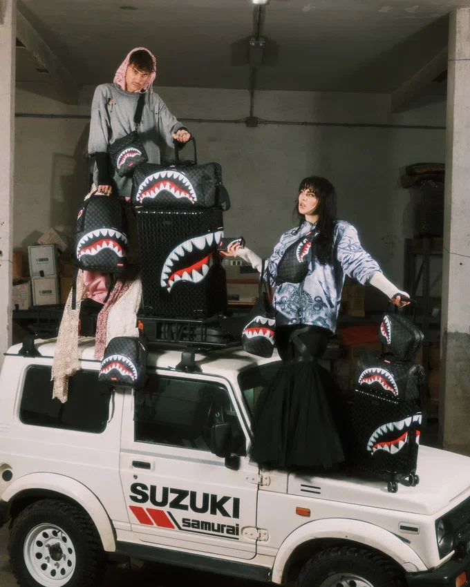SHARKS IN PARIS HYPER PUFF Beauty Case
