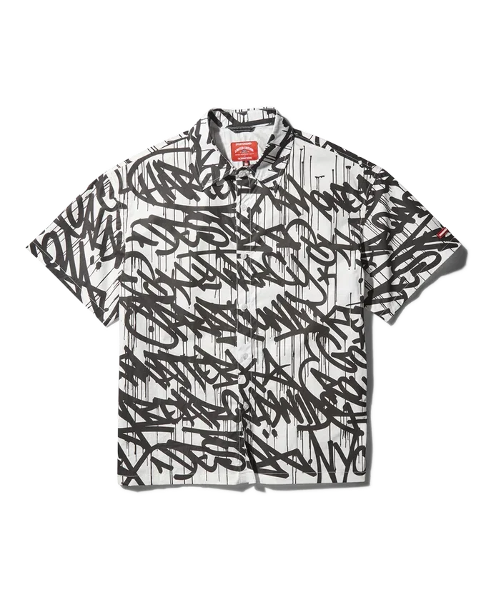 CAMICIA A MANICHE CORTE CON GRAFFITI E CHIUSURA A BOTTONI SUL DAVANTI