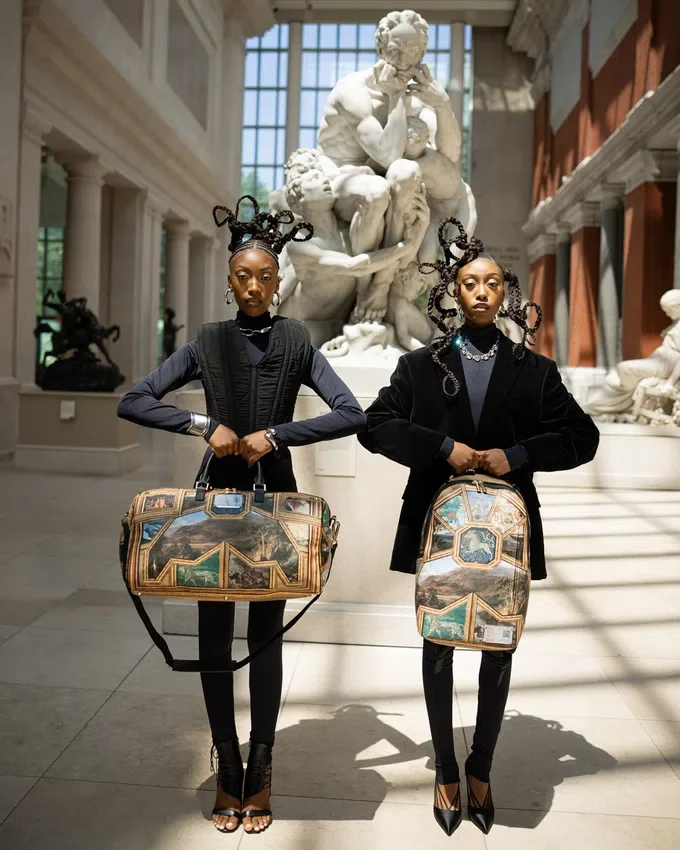 LO ZAINO «MET MASTERPIECES»
