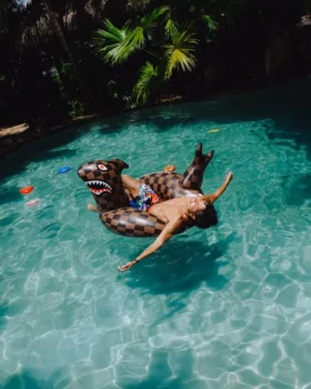 SHARK STASH – MATERASSINI GONFIABILI DA FESTA IN PISCINA