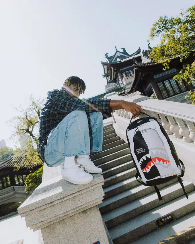 ZAINO “BAG ON BAG OPTICAL ILLUSION SHARKS IN PARIS”