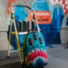 Zaino DRIPS SHARKS in collaborazione con l’artista JORGE RODRIGUEZ