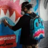 Zaino DRIPS SHARKS in collaborazione con l’artista JORGE RODRIGUEZ