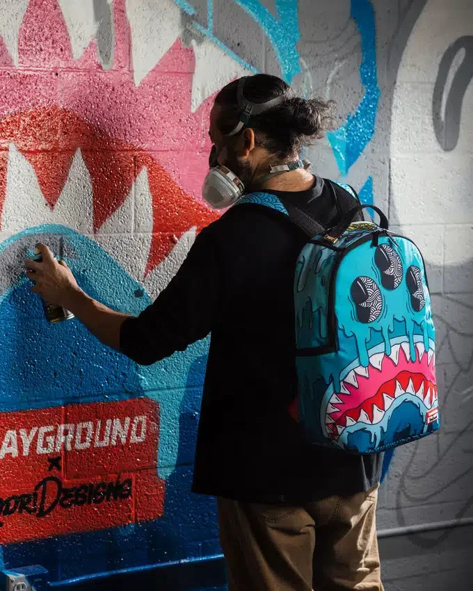 Zaino DRIPS SHARKS in collaborazione con l’artista JORGE RODRIGUEZ