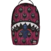 Zaino "SQUID GAME COLLAB" con figura di un uomo sul davanti e squali rosa sul retro