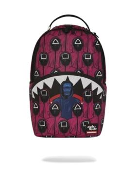 Zaino "SQUID GAME COLLAB" con figura di un uomo sul davanti e squali rosa sul retro