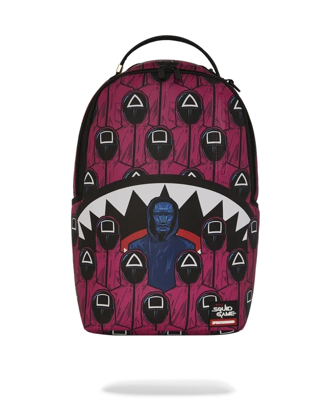 Zaino "SQUID GAME COLLAB" con figura di un uomo sul davanti e squali rosa sul retro