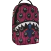 Zaino "SQUID GAME COLLAB" con figura di un uomo sul davanti e squali rosa sul retro